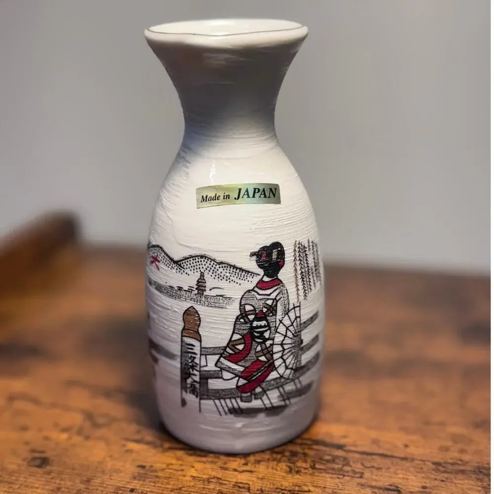 New In The Box Maiko Japanese Sushi Sake Bottle 2 Cups NEW Stunning Pottery